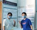 臺北市立第一女子高級中學的王嵐（左）和李昀祐同學（右）在作品海報前合影